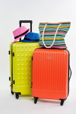 Şapka ve çanta bavul üzerinde.