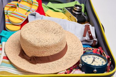 Dokuma şapka, Giysi bavul içinde.