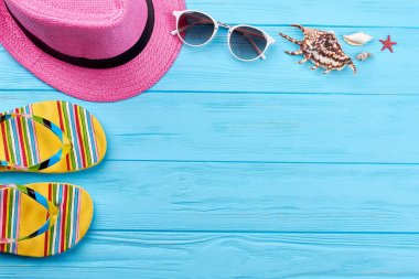 Plaj aksesuarları ve deniz kabukları.