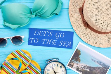 Sahilde güneşlenmek için aksesuarlar.