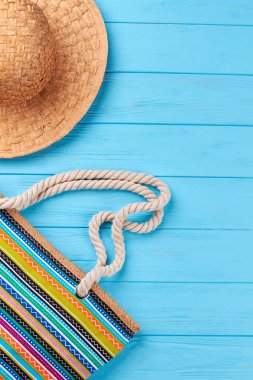 Dokuma şapka, çanta, dikey görüntü.