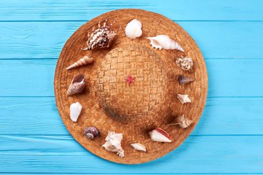 Deniz kabukları hasır şapka.