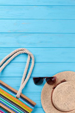 Tekstil çanta, şapka, güneş gözlüğü.