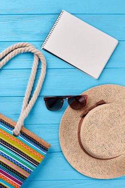 Saman panama, defter, güneş gözlüğü, el çantası.