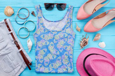 Bayan için şık plaj giyim.