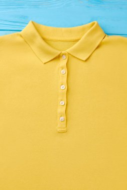 Düğmeler makro ile sarı polo.