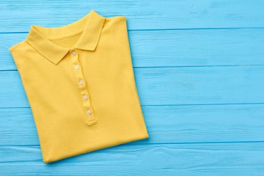 Yeni polo t-shirt, ahşap surfsce.