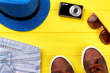 Yaz yolculuk arka plan, sarı tahtası.