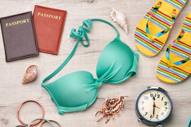 Yurt dışında yolculuk için parlak aksesuarlar.