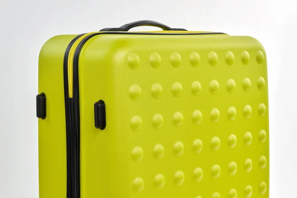Обрезанное изображение разноцветного чемодана . — стоковое фото