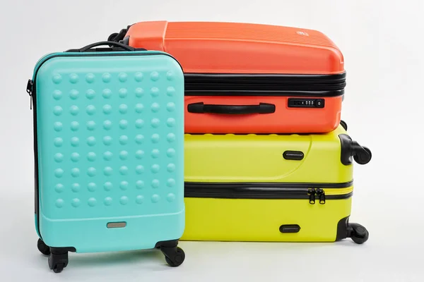 Tre valigie colorate da vicino . — Foto Stock