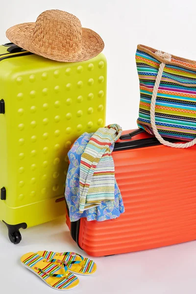 Bőröndök és a ruhákat a nyaralás. — Stock Fotó