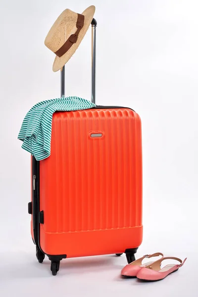 Piros bőrönd és nő tartozékok. — Stock Fotó