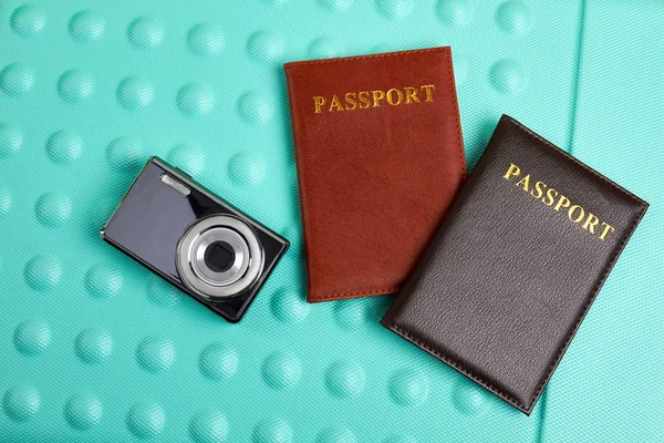 Cámara, pasaportes sobre fondo texturizado . —  Fotos de Stock