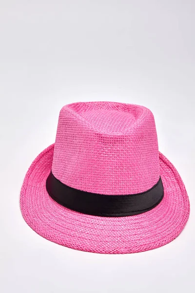 Roze geweven hoed, witte achtergrond. — Stockfoto