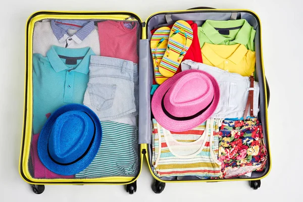 Sombreros y prendas de vestir tejidos en maleta . —  Fotos de Stock