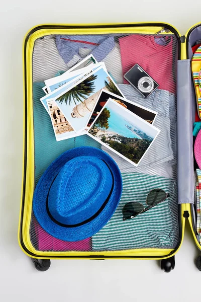 Maleta amarilla con accesorios para hombre . — Foto de Stock