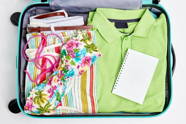 Gepäck mit Kleidung und Notizbuch. — Stockfoto