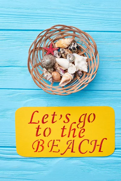 Seashells in decorative wooden basket. — Stock Photo, Image