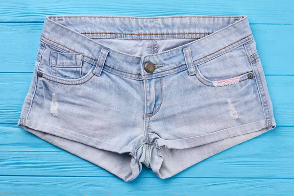 Casual mulher jeans shorts isolado . — Fotografia de Stock