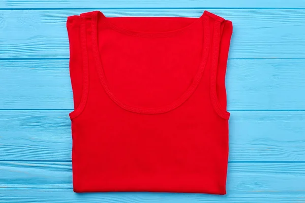 Einzelnes rotes T-Shirt, Vintage Board. — Stockfoto