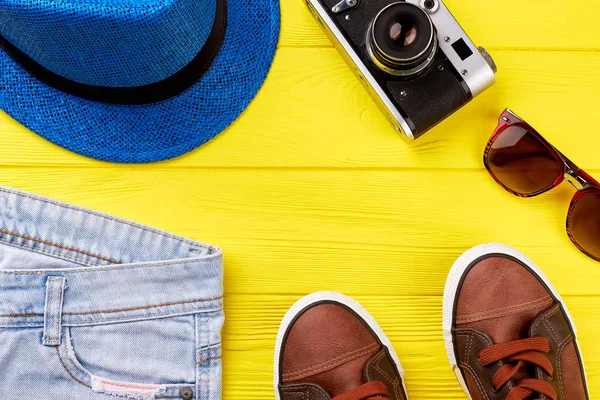 Traveler sommar kläder, gul bakgrund. — Stockfoto