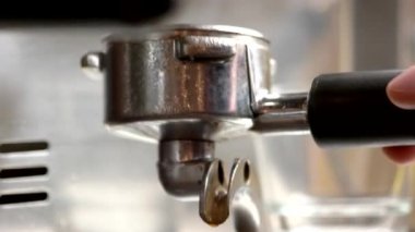 El yıkama portafilter.