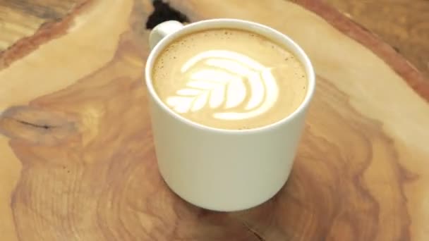 Copo de latte com arte floral . — Vídeo de Stock