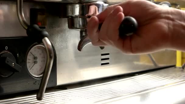 Кофеварка в действии . — стоковое видео