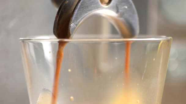 Кофе наливается в стекло . — стоковое видео
