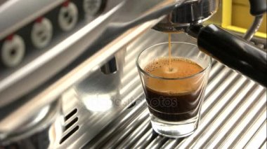 Espresso ile köpük bardak.