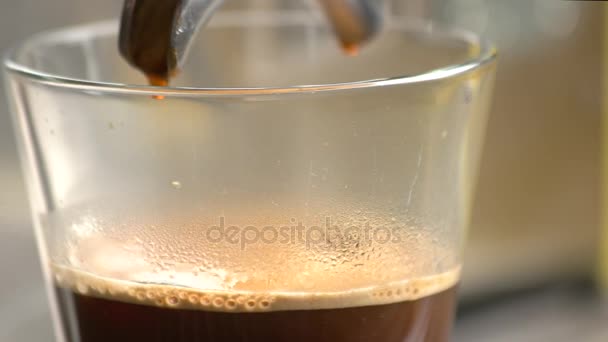 Espresso com espuma de perto . — Vídeo de Stock