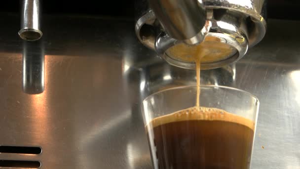 Espresso se déverse de la machine à café . — Video