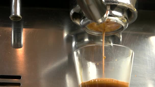 Máquina de café expresso de perto . — Vídeo de Stock