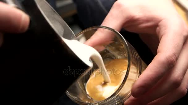 Las manos haciendo café con leche de cerca . — Vídeo de stock