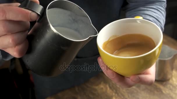 Wylewanie latte art z bliska. — Wideo stockowe