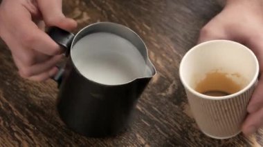 Latte sanat çiçek yapma eller.