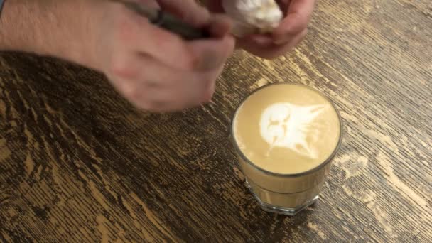 Hand att göra latte art katt. — Stockvideo