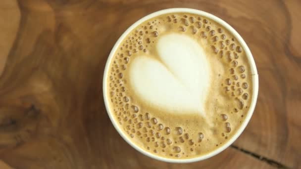 Corazón latte arte vista superior . — Vídeos de Stock