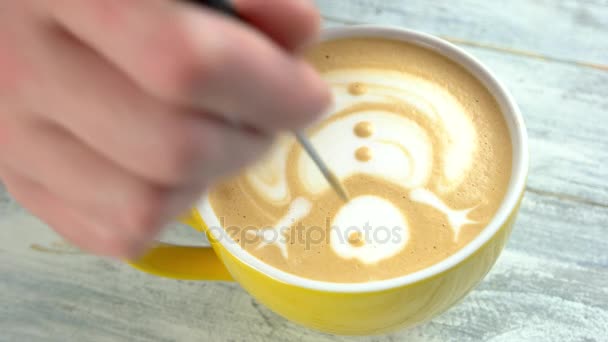 Ruka barista, latte art. — Stock video
