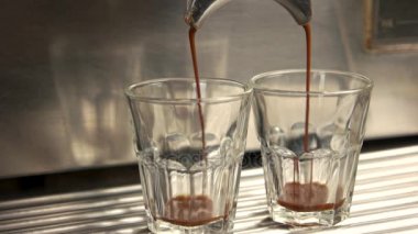 Espresso makinesi ve iki bardak.