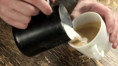 Barista iş yerinde elinde.