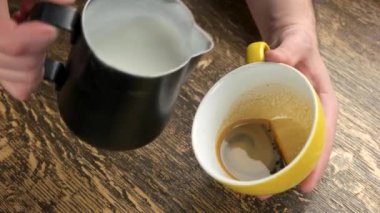 Erkek el latte yapacaklar.