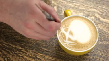 Barista Latte sanat kalem kullanma.