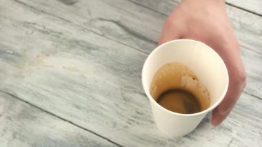 Espresso için süt ekleyerek eller.