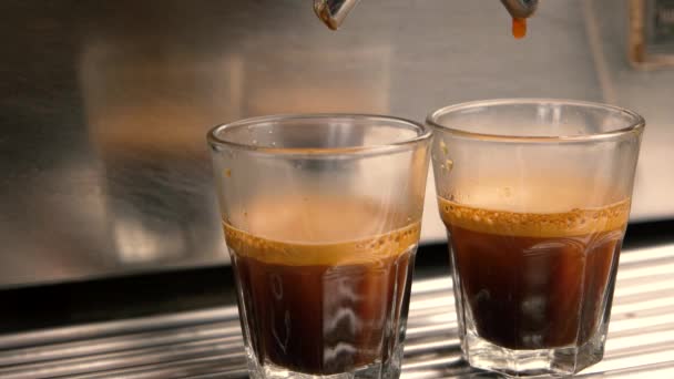 Deux verres avec café . — Video