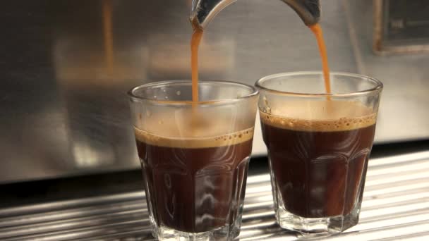 Kávovar vyplní brýle. — Stock video