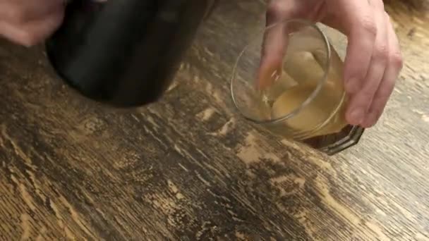 Barista που κάνει latte. — Αρχείο Βίντεο