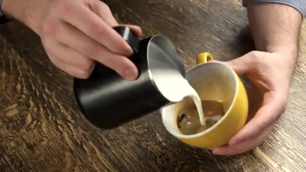 Händer hälla latte art. — Stockvideo