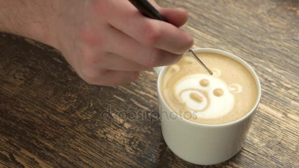 Χέρι που κάνει latte art αρκούδα. — Αρχείο Βίντεο